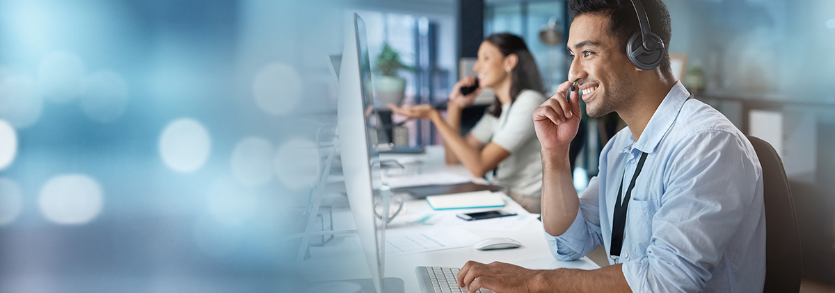 Mitarbeiter aus dem Kundenservice sitzen vor dem Computer Mitarbeiter aus dem Kundenservice sitzen vor dem Computer